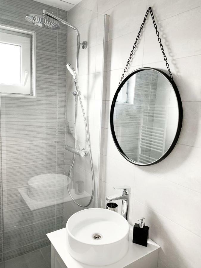 MHC Quiet Deluxe Suite near Downtown - Free Parking Braşov Buitenkant foto